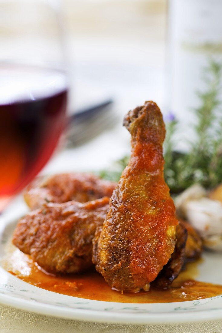 Frittiertes Hähnchen mit Tomatensauce