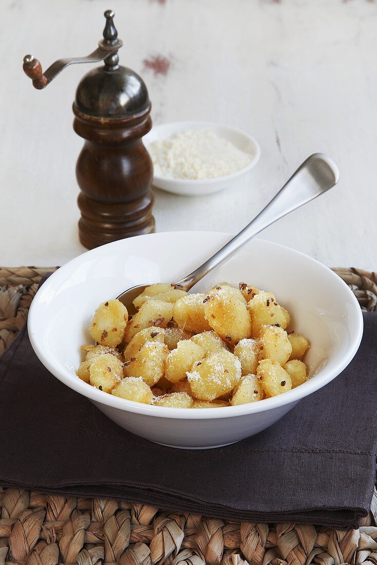 Gnocchi mit Pfeffer und Parmesan