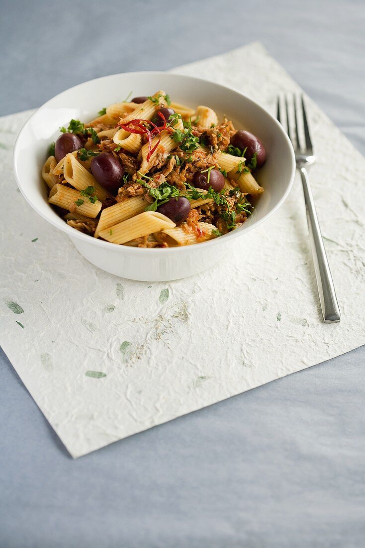 Penne mit Thunfisch, Oliven und Tomatensauce