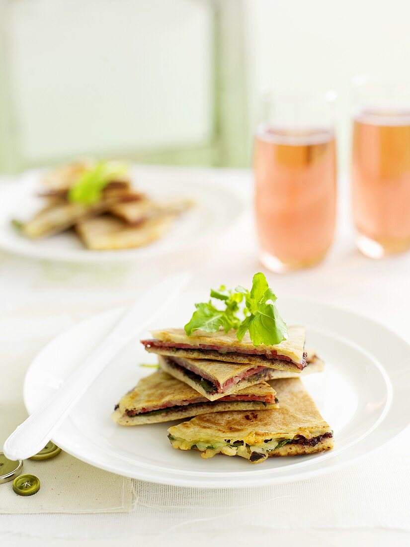 Pfannkuchen-Sandwiches mit Oliven und Salami