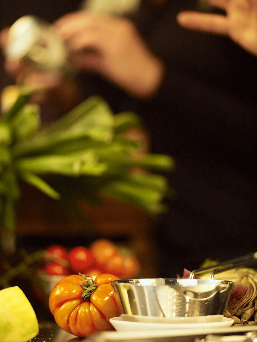 Stillleben mit Gemüse beim Kochen