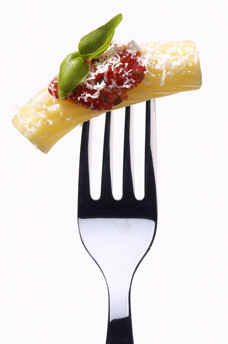 Tortiglioni mit Tomatensauce und Parmesan
