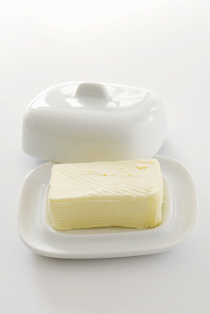 Frische Butter in einer Butterdose