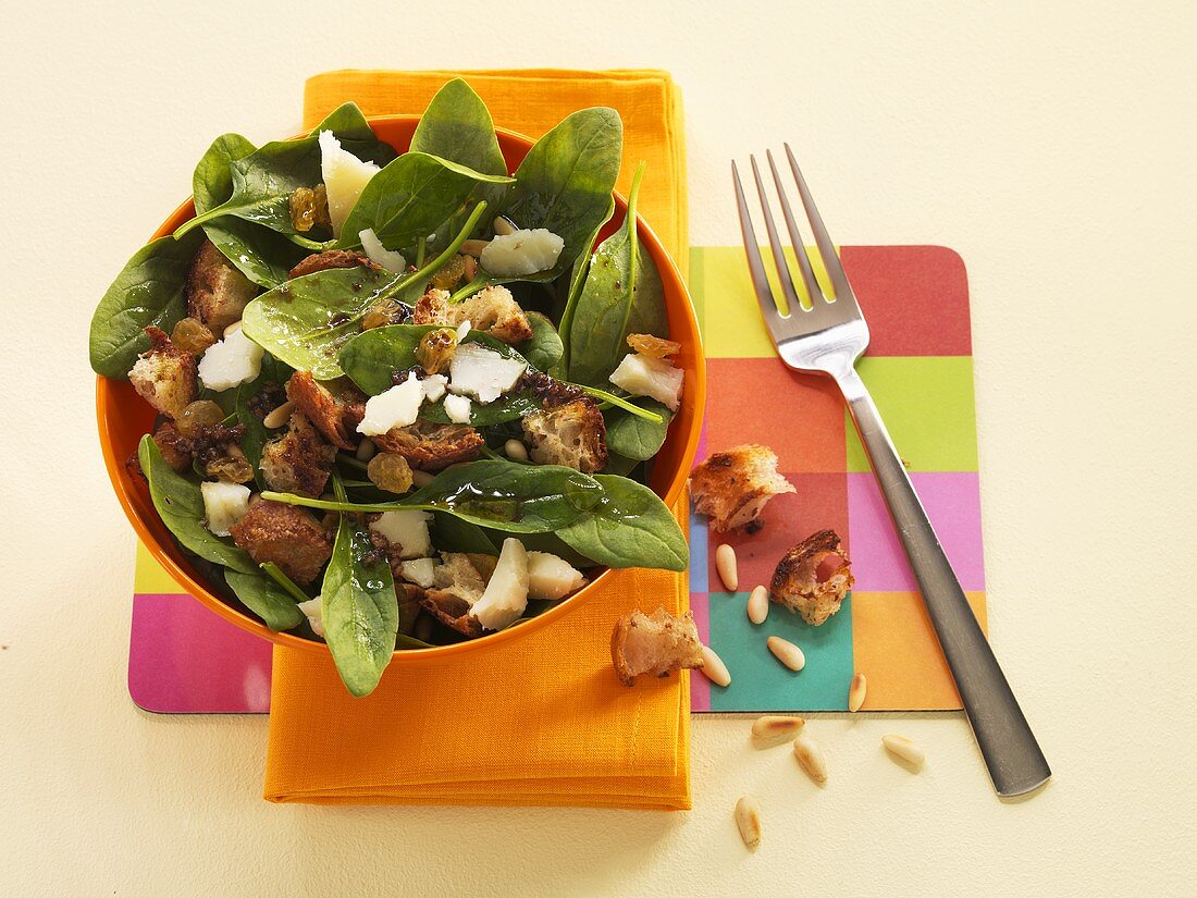 Spinach salad with croutons