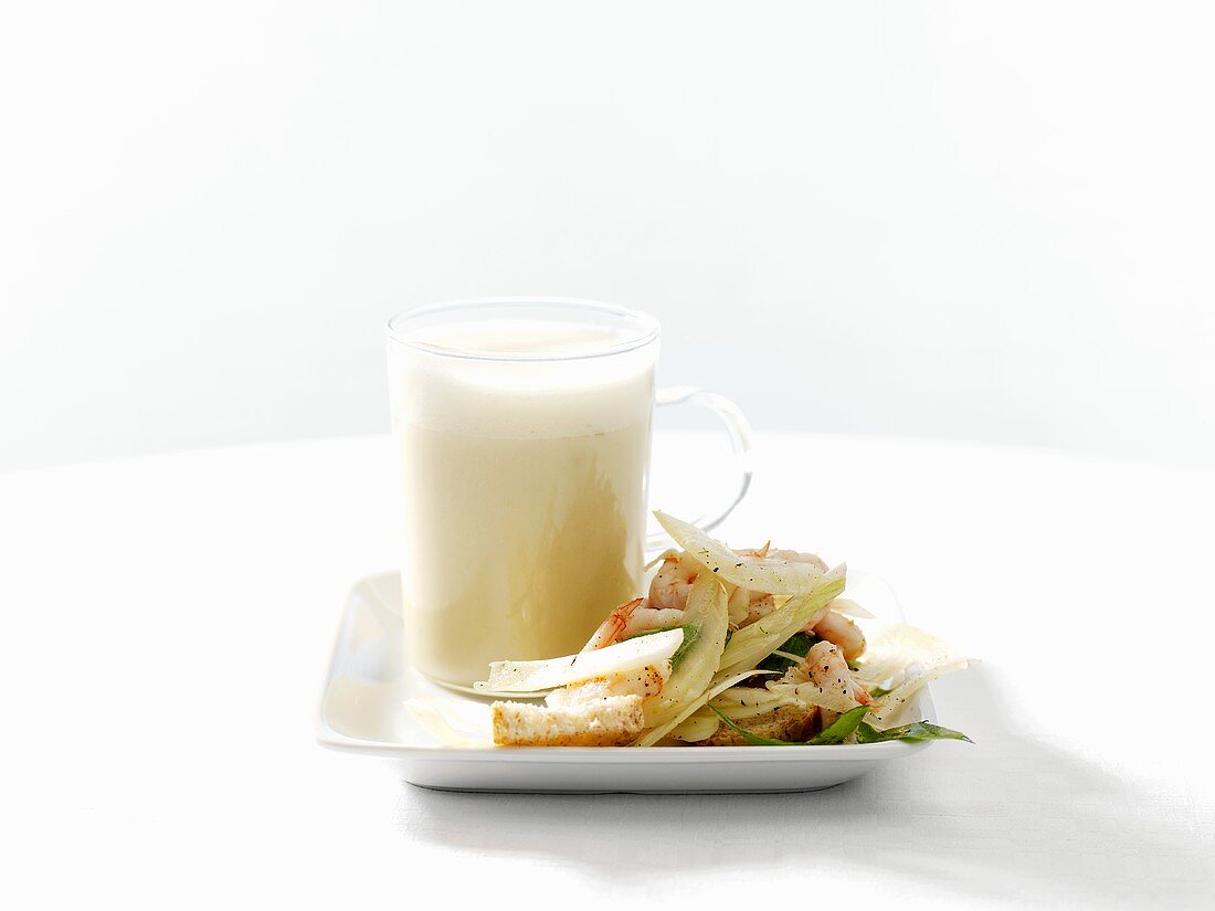 Kartoffel-Fenchel-Suppe mit Krabbensalat