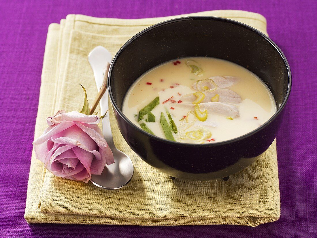 Coconut soup with chicken breast