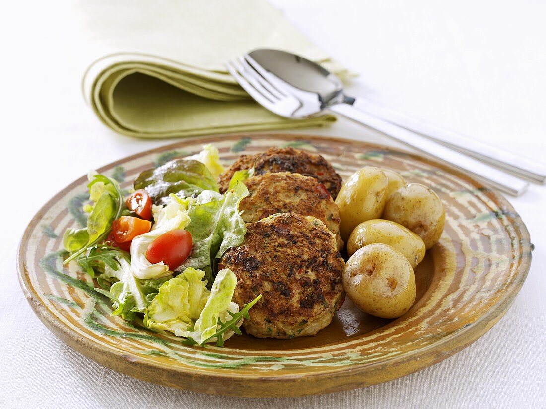 Hähnchenfrikadellen mit Pellkartoffeln und Salat