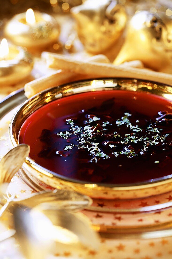 Borschtsch (Rote-Beete-Suppe, Russland) mit Pilzen