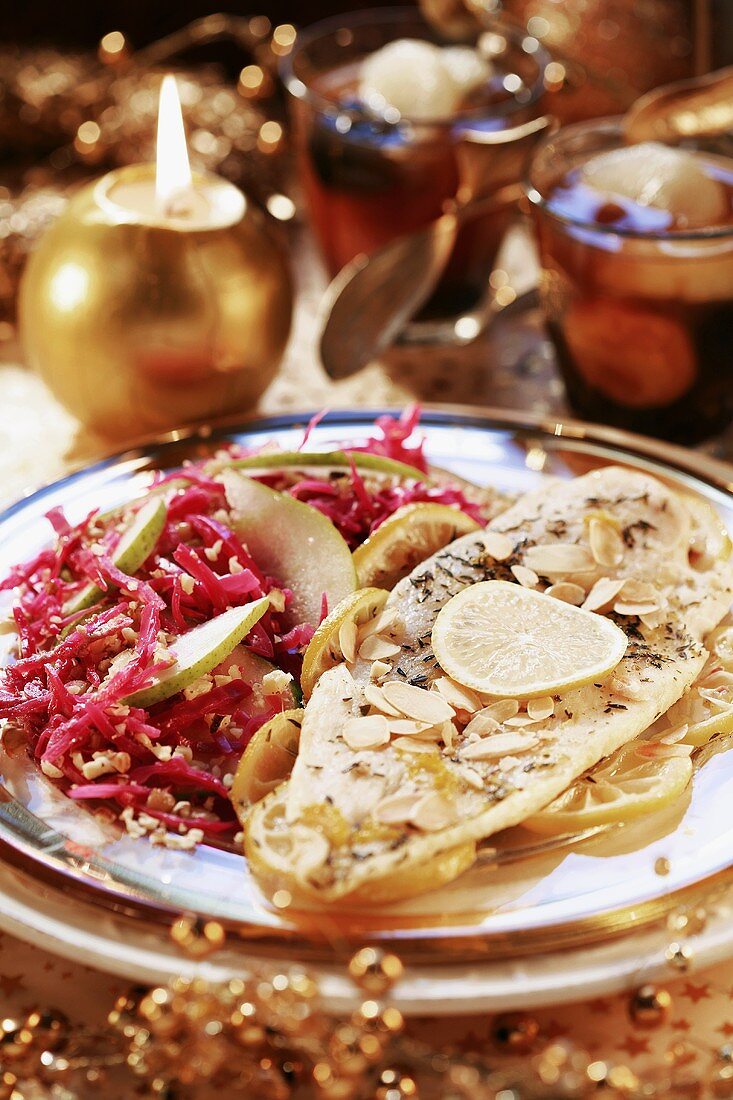 Mandelfisch auf Zitronenbett mit Rotkohlsalat