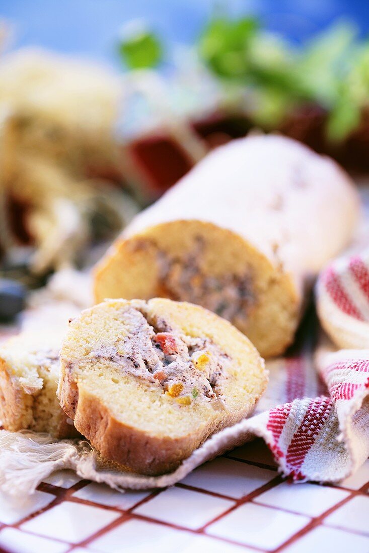 Rotolo di pan di spagna con cassata (Cassata-Roulade)