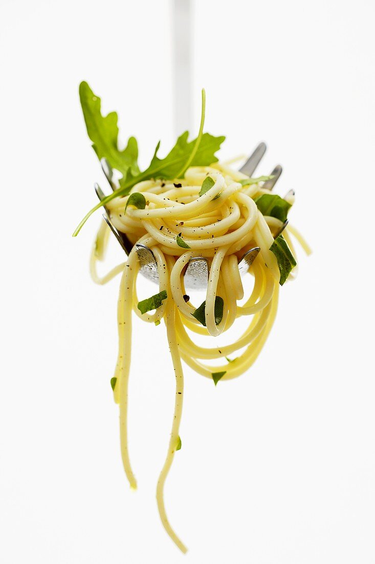 Spaghetti mit Rucola auf Nudelheber