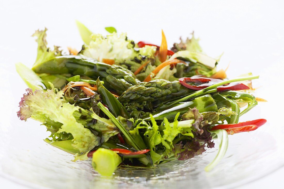 Green asparagus salad with chilli dressing
