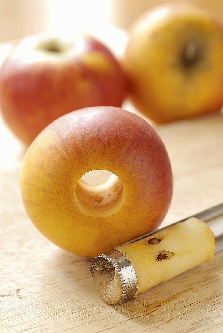 Frische Äpfel mit Kernausstecher