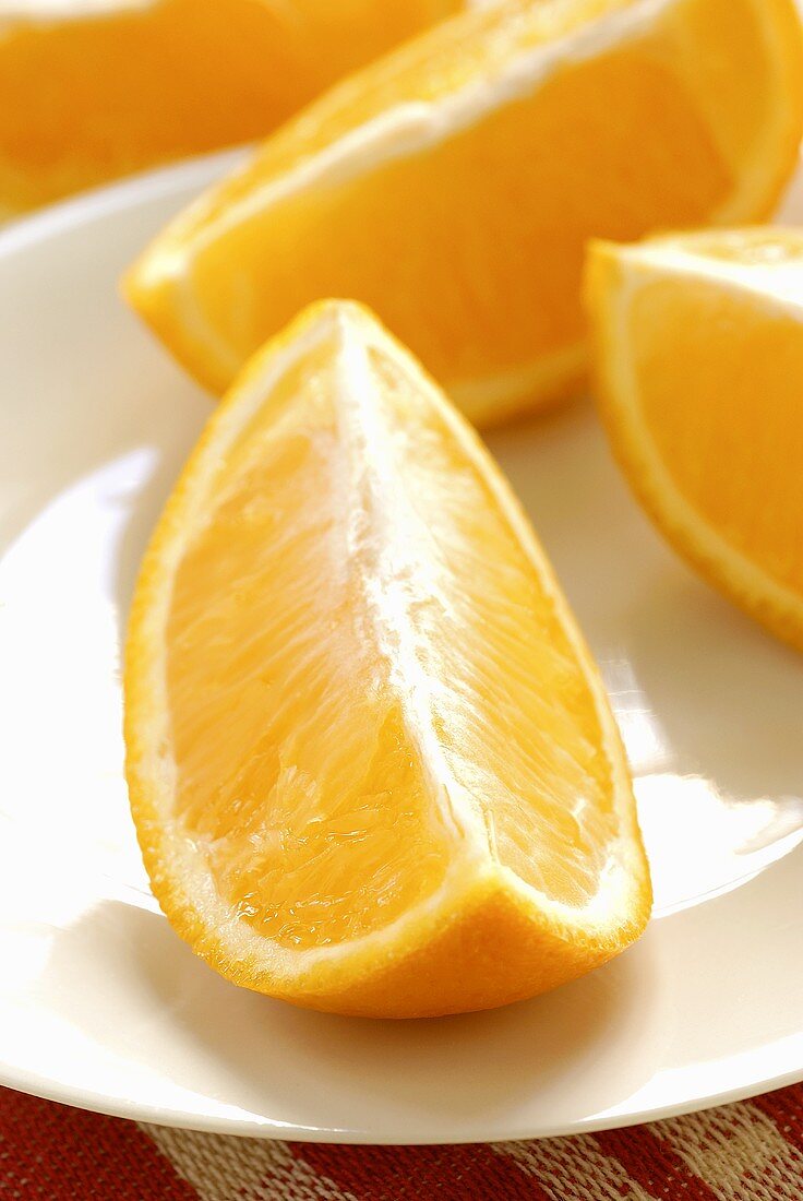 Orangenviertel auf einem Teller