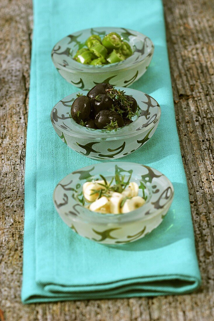 Eingeleger Knoblauch, Oliven und grüne Peperoni