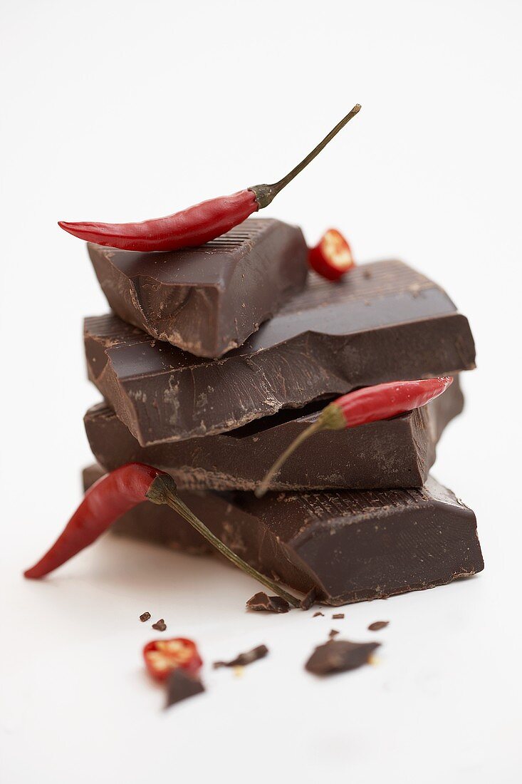 Schokolade in Stücken mit roten Chilischoten