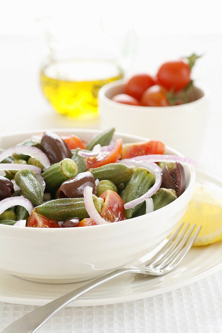 Okraschotensalat mit Tomaten und Oliven