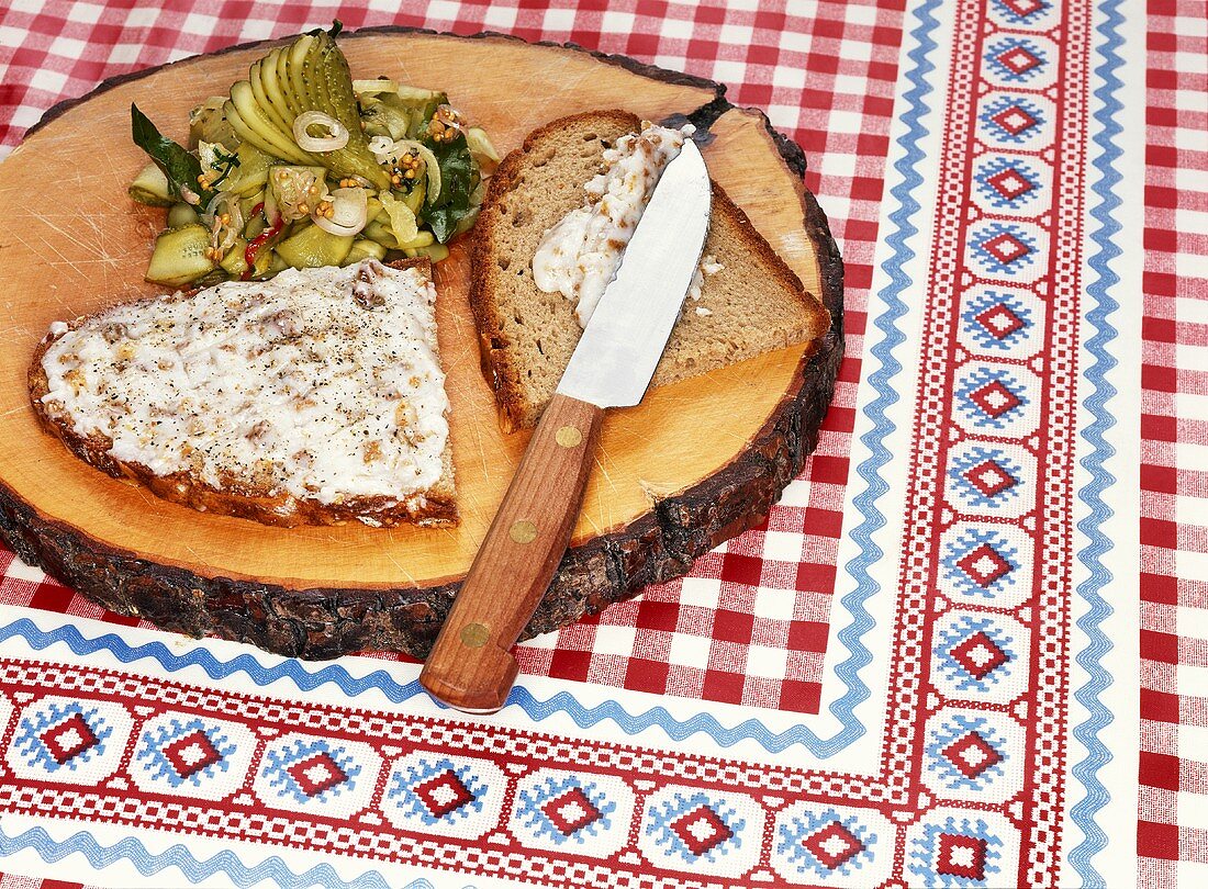 Griebenschmalz auf Bauernbrot