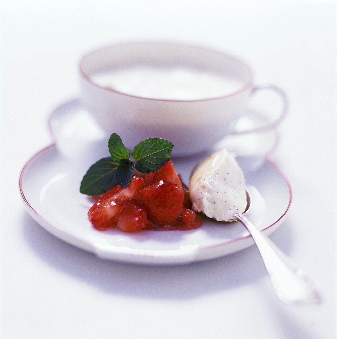 Panna Cotta con composta di fragole (Sahnecreme mit Kompott)