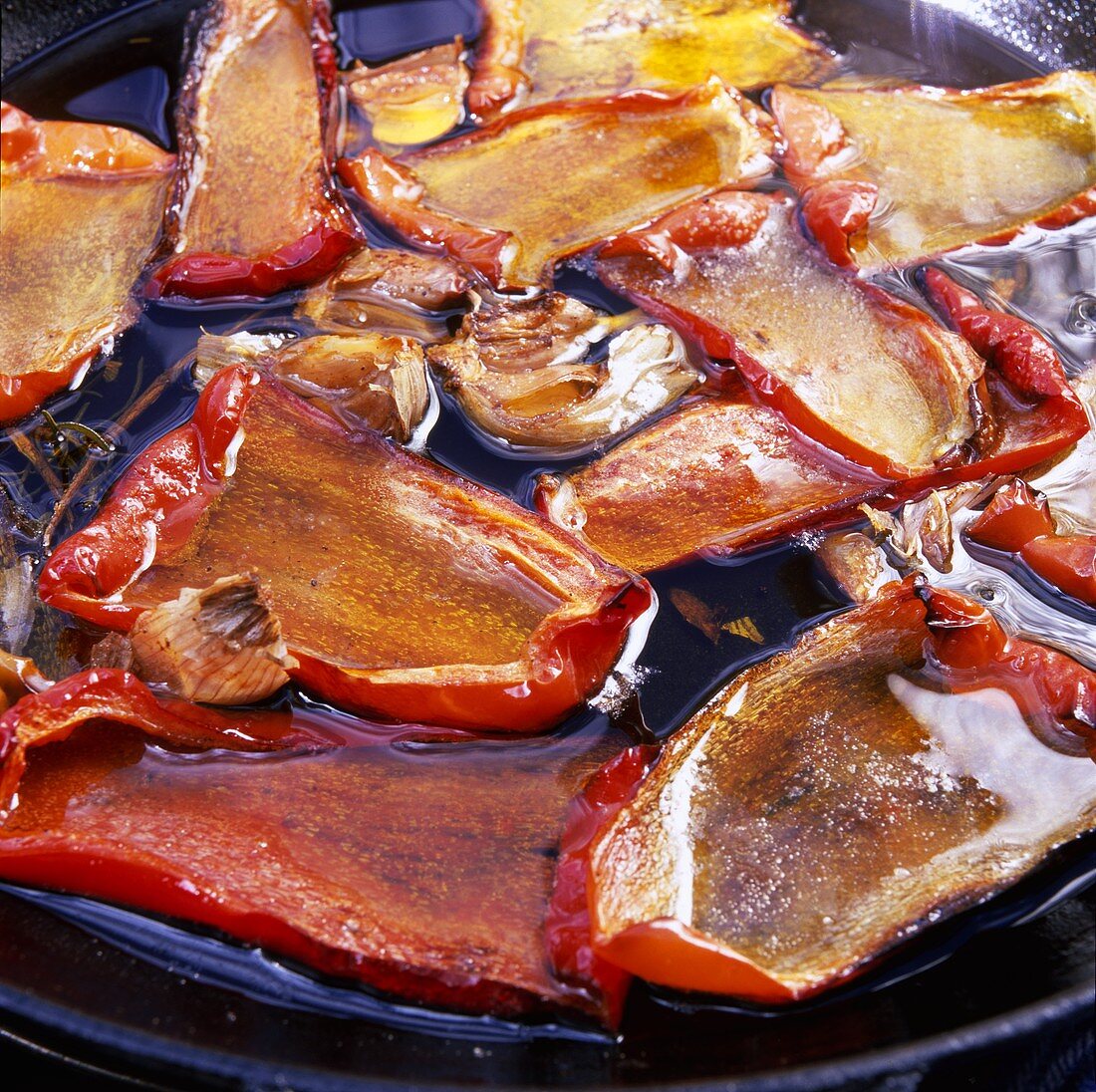 Marinierte Paprika mit Kräutern und Knoblauch