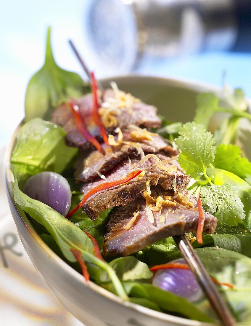 Rindfleischsalat mit roten Schalotten (Thailand)