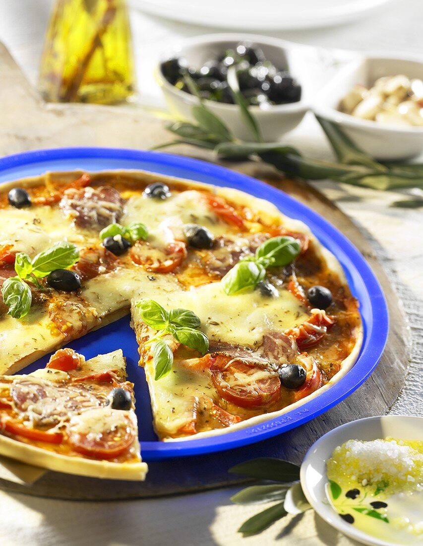 Salamipizza mit Oliven