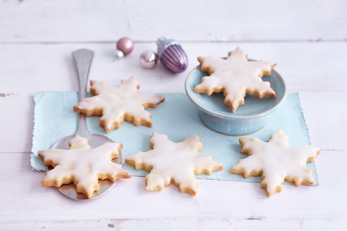 Snowflake-shaped biscuits with pineapple glaze