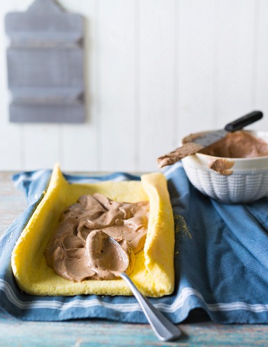 Backen mit Stevia: Biskuitrolle mit Schokocremefüllung zubereiten