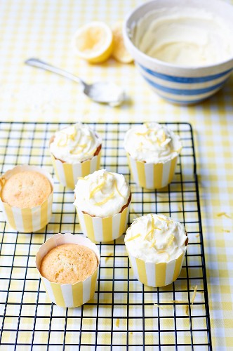 Zitronen-Cupcakes auf Kuchengitter