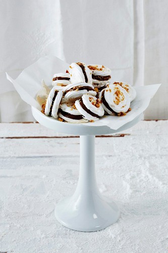 Baiserplätzchen mit Schokolade und Nüssen