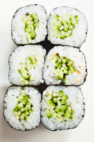 Maki-Sushi mit Gurke und Sesam