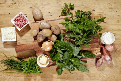 Zutaten für Kartoffelsplätzchen mit Brennesselspinat