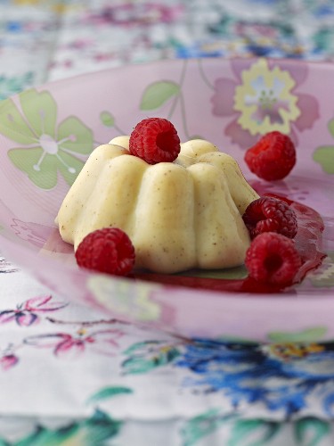 Vanilla pudding with raspberries and raspberry sauce