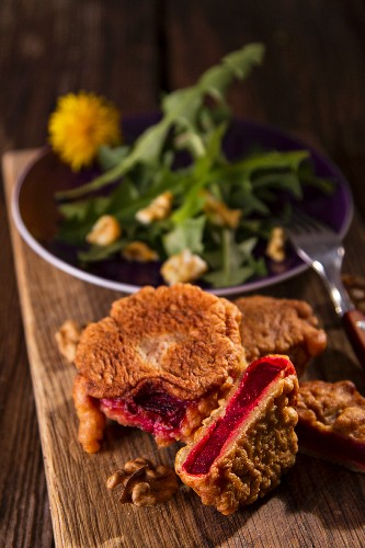 Rote Bete Schnitzel Mit Lowenzahnsalat Bilder Kaufen Stockfood