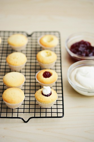 Cupcakes mit Marmelade auf Kuchengitter