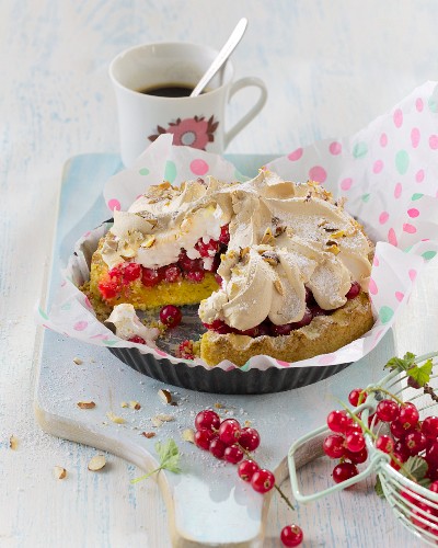 A mini redcurrant cake topped with meringue