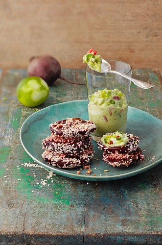 Rote Bete Schnitzel Mit Guacamole Bilder Kaufen Stockfood