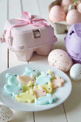 Pastel-coloured fondant Easter bunnies