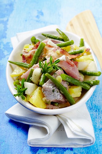 Salat von geräuchertem Matjes mit Birnen, grünen Bohnen und Speck