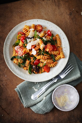 Fusilli with spinach, cherry tomatoes and a red pepper sauce