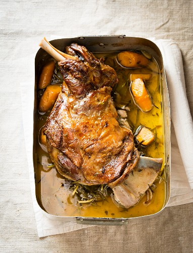 Leg of lamb with carrots and rosemary