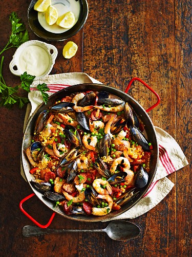 Paella mit Muscheln, Garnelen & Chorizo (Aufsicht)