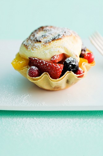 Berry tartlet with vanilla cream and icing sugar