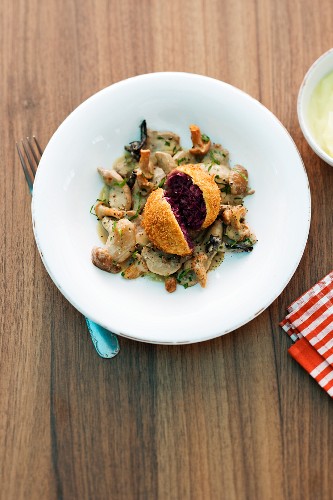 A red cabbage dumpling with mushrooms