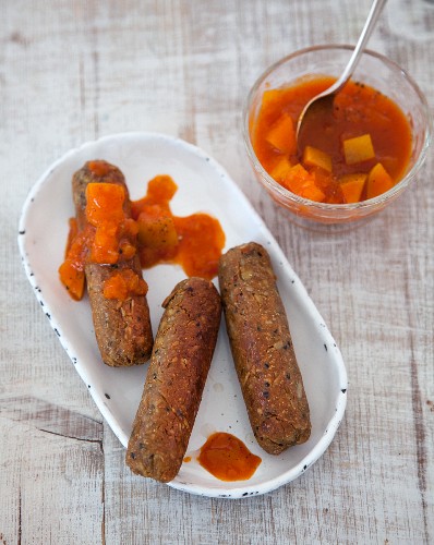 Scharfe Tempehwürstchen mit selbstgemachtem Apfel-Curry-Ketchup