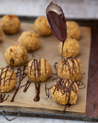 Vegane Sanddorn-Gewürz-Bällchen mit Weintraubenfüllung