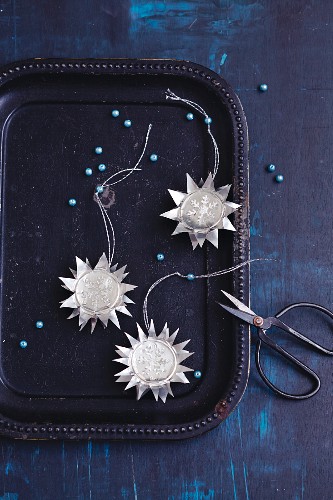 Eisblumen-Sterne aus Teelichtern als Aufhänger für den Weihnachtsbaum