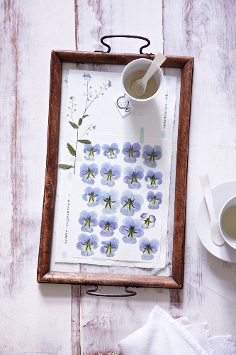 Tablett frühlingshaft dekoriert mit getrockneten Blüten