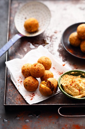 Orientalische Falafel mit Hummus