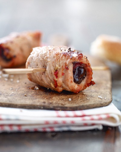 Turkey fillets with bacon-wrapped dates